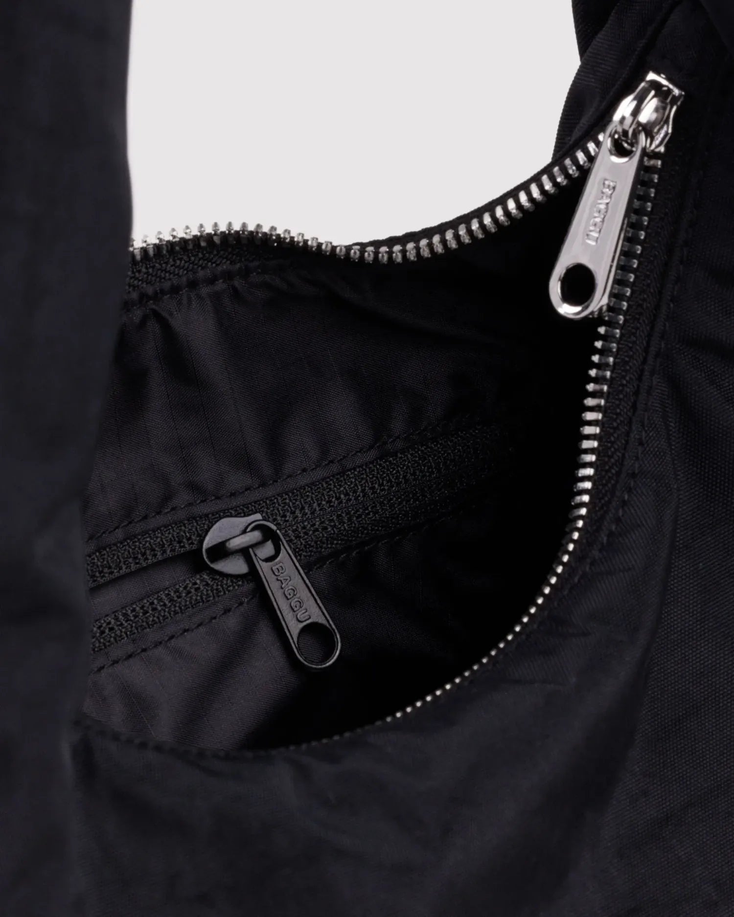 BAGGU - Small Nylon Meringue Bag Schultertasche • Black - ROSA ECK
