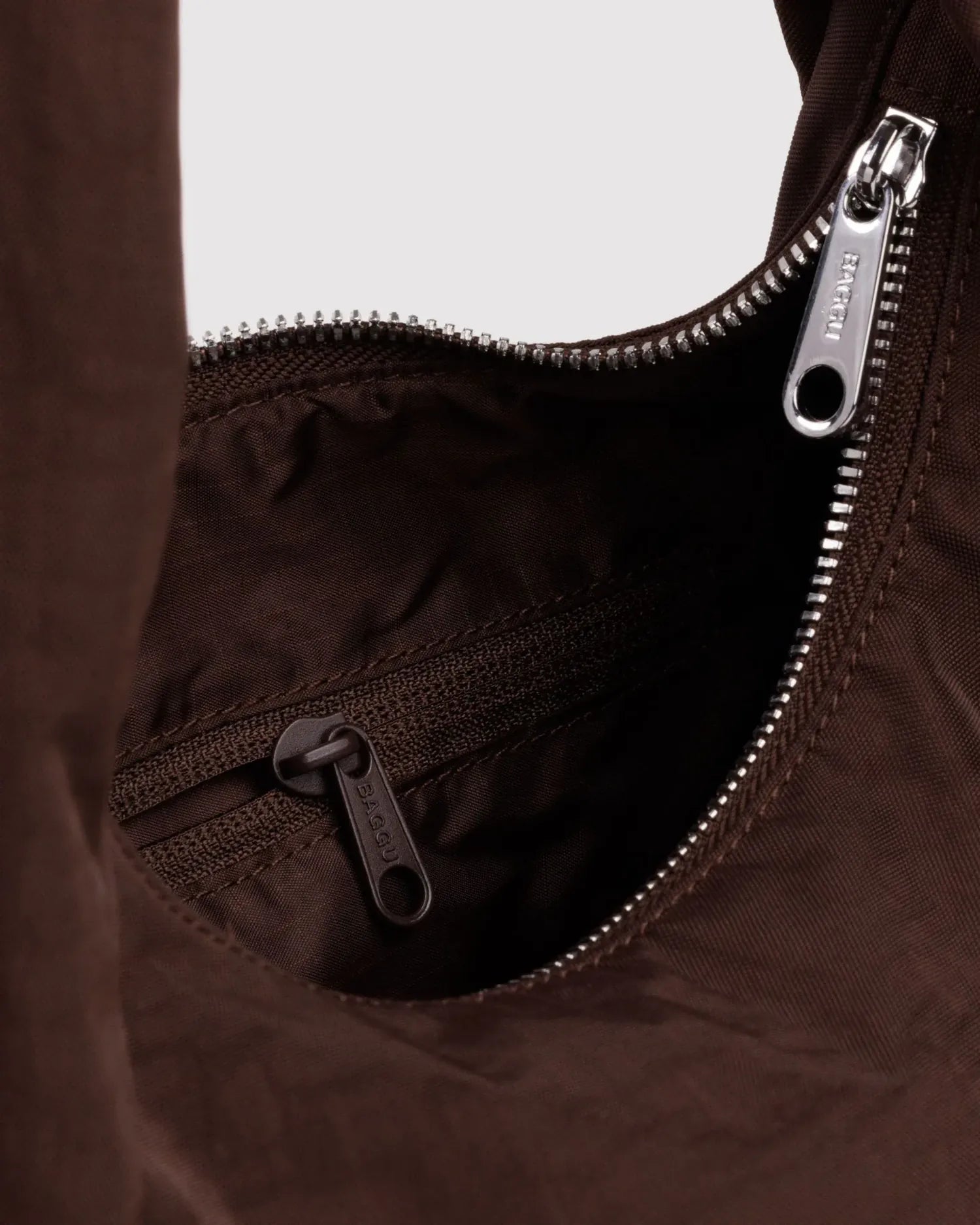 BAGGU - Small Nylon Meringue Bag Schultertasche • Coffee - ROSA ECK