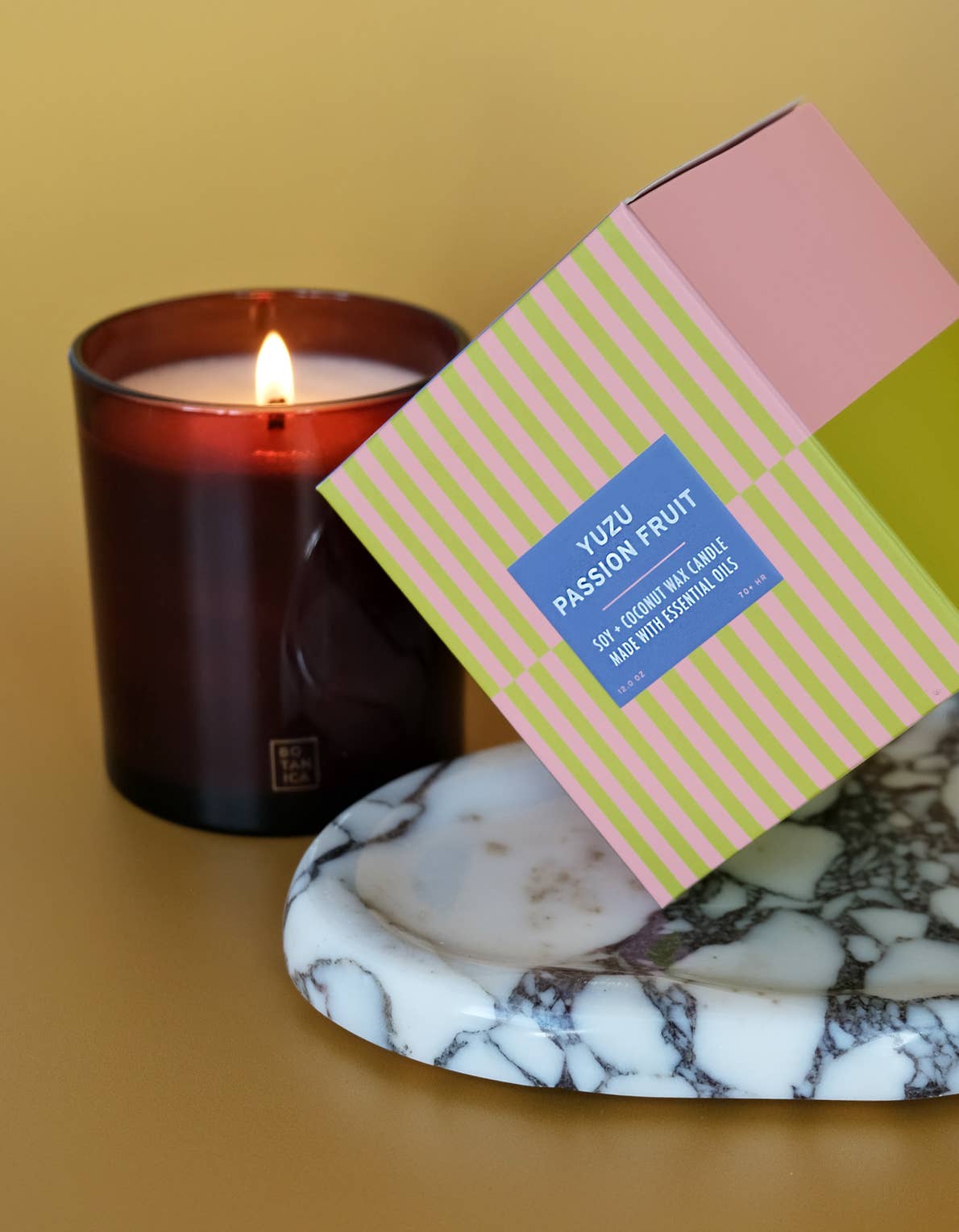 BOTANICA - ESSENTIALS Duftkerze • Yuzu + Passion Fruit - ROSA ECK