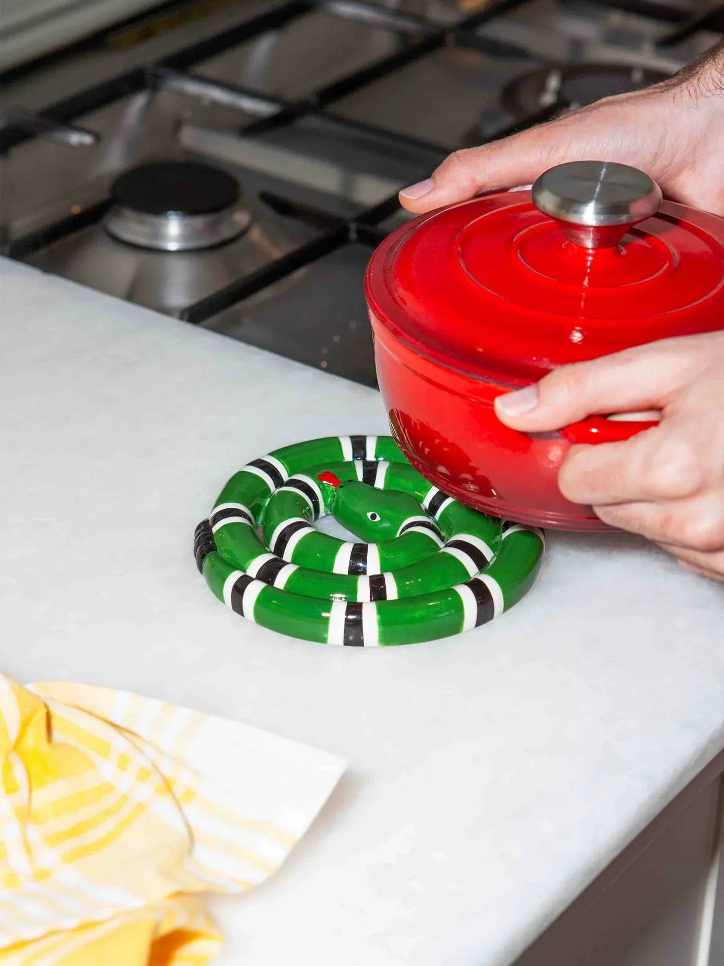 SNAKE Topfuntersetzer in Grün – Detailansicht der Schlangenform