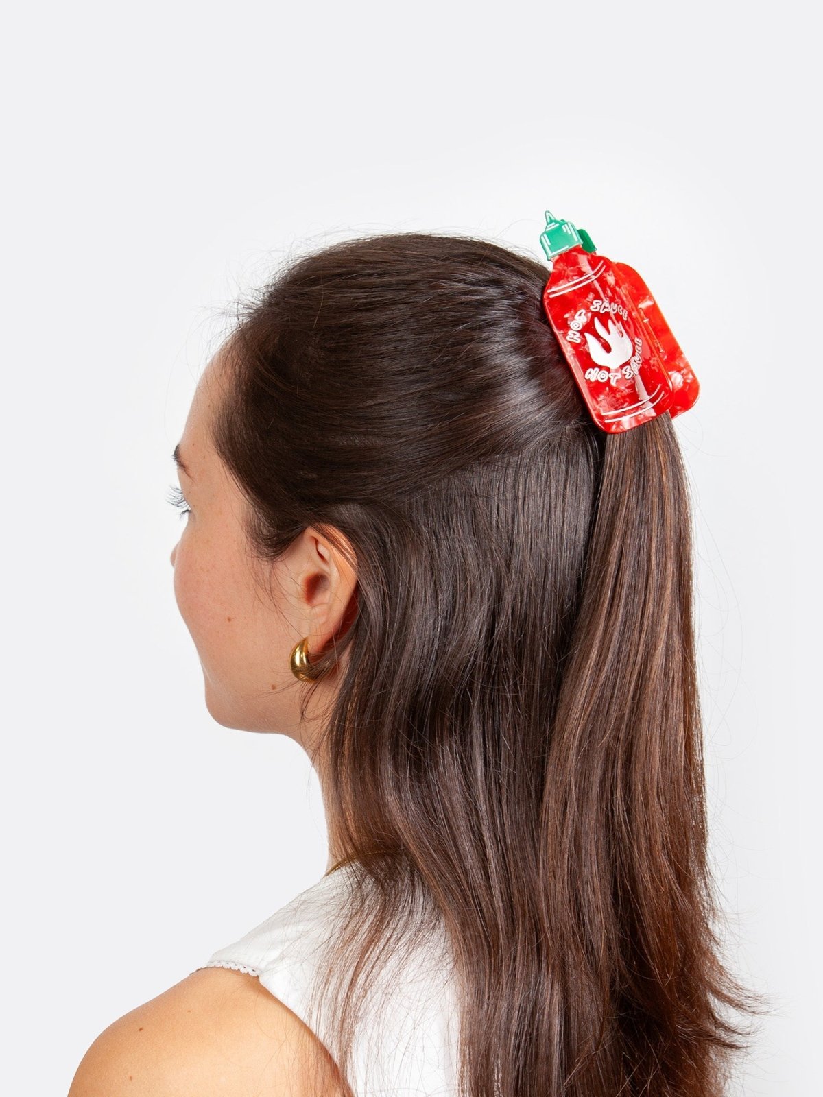 SRIRACHA Haarklammer im Haar getragen