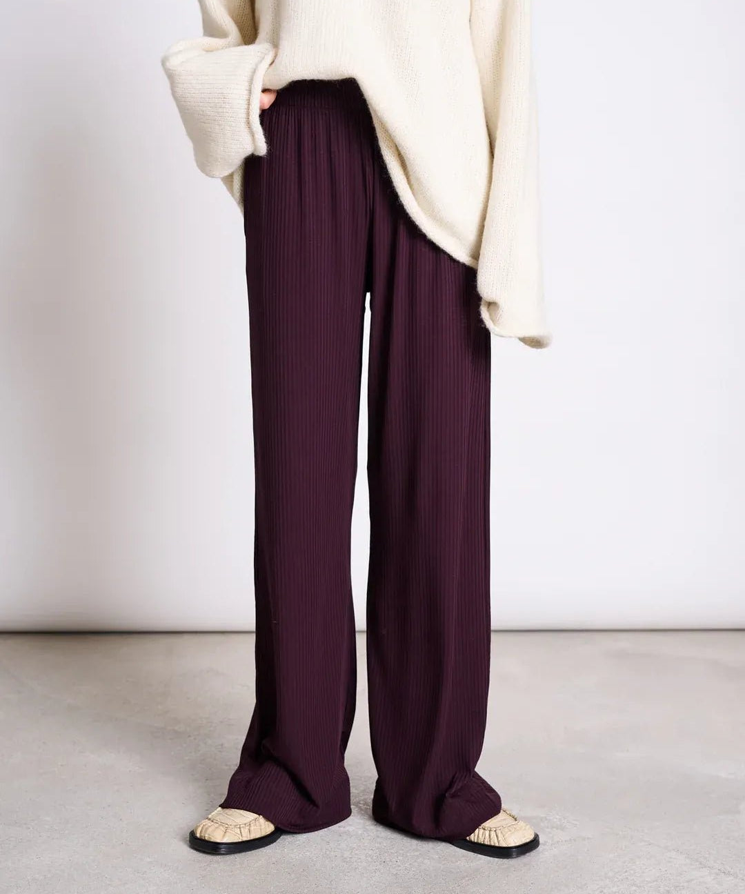 JAN ‘N JUNE - SMILLA Ripp - Hose aus Lyocell • Cherry Lacquer - ROSA ECK Concept Store
