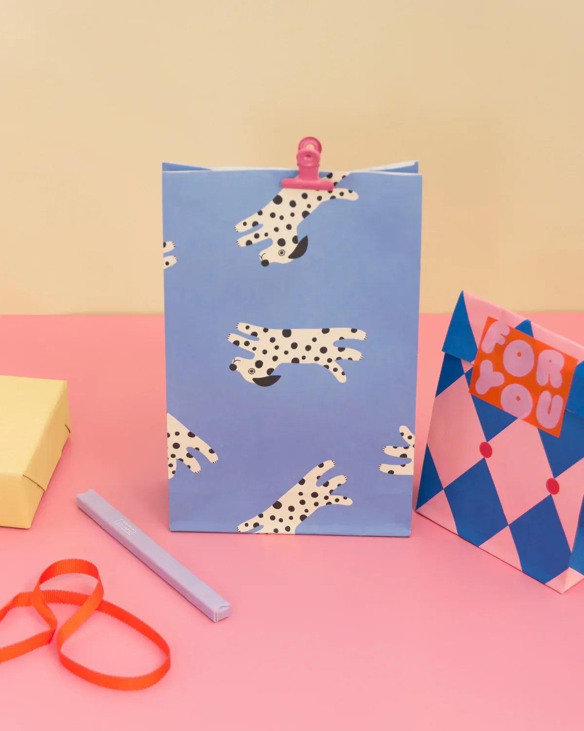 Kado Design - Geschenktüte mit Boden • Hunde (Charlotte Janvier) - ROSA ECK