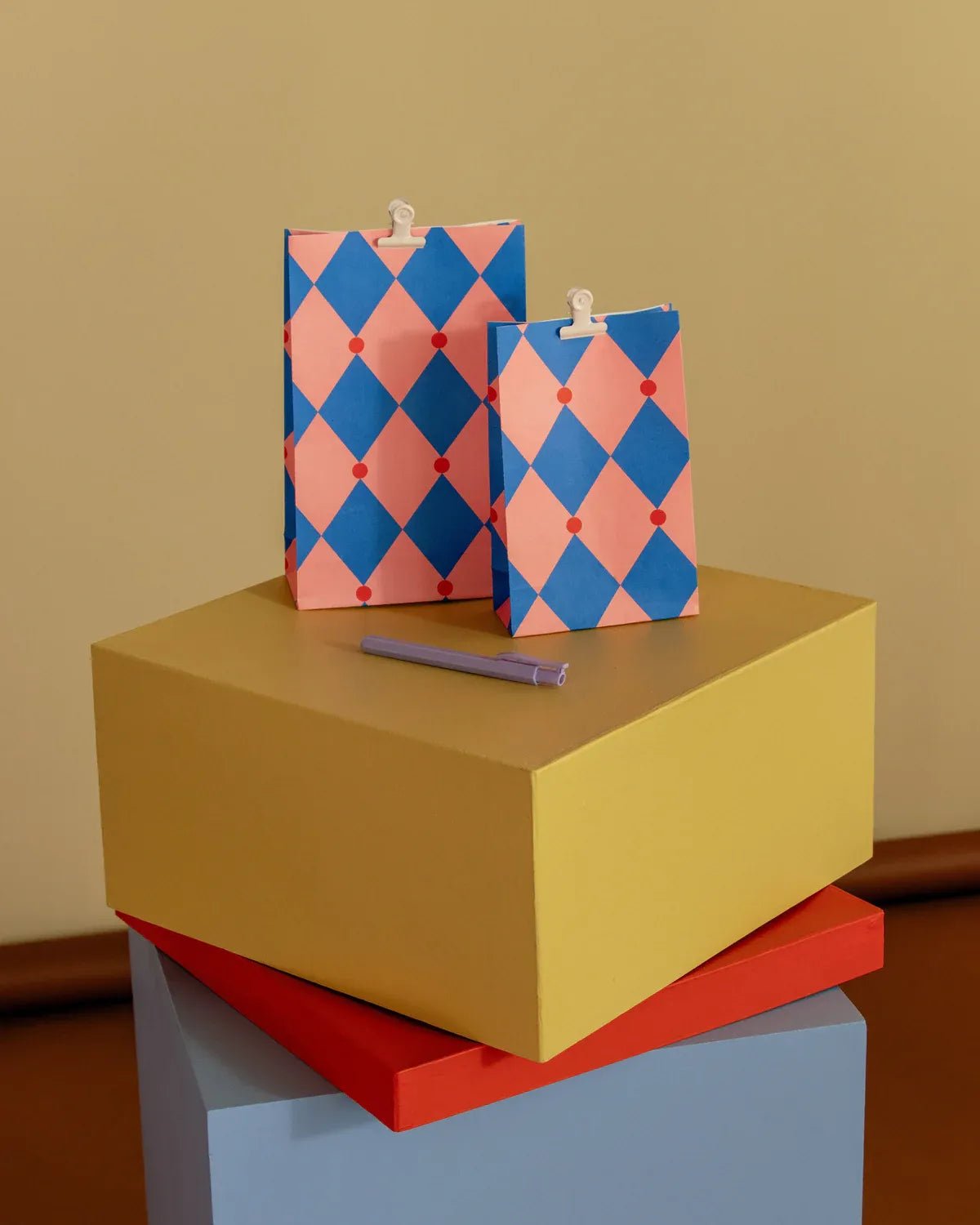 Kado Design - Geschenktüte mit Boden • Zirkus Pink/Blau/Rot - ROSA ECK