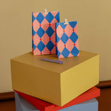 Kado Design - Geschenktüte mit Boden • Zirkus Pink/Blau/Rot - ROSA ECK