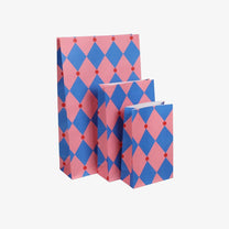 Kado Design - Geschenktüte mit Boden • Zirkus Pink/Blau/Rot - ROSA ECK