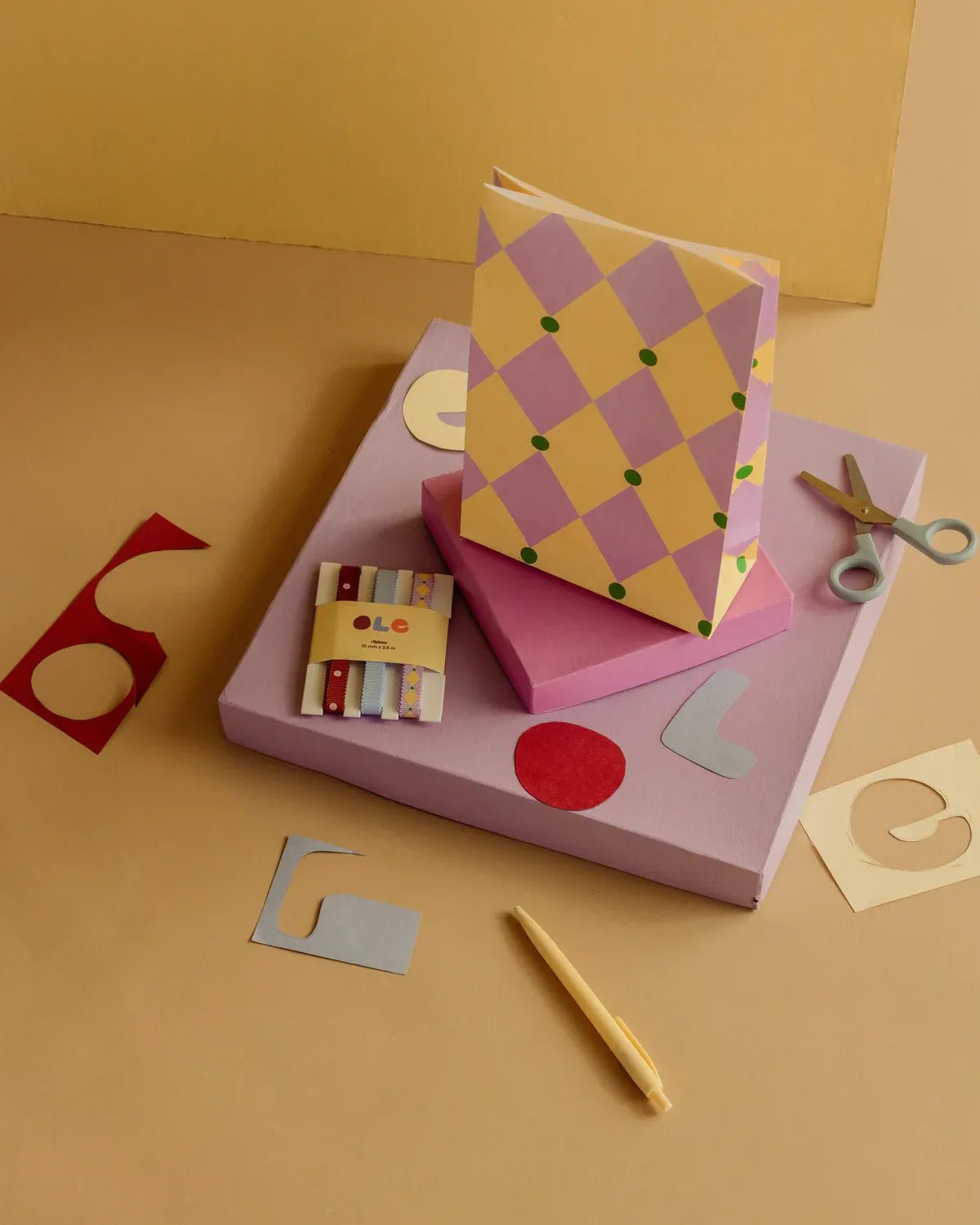 Kado Design - Geschenktüte mit Boden • Zirkus Rosa/Gelb/Grün - ROSA ECK