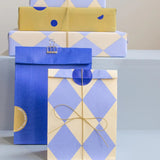 Kado Design - Geschenktüte mit Boden • Kariert Hellblau/Gelb - Geschenkverpackung - ROSA ECK