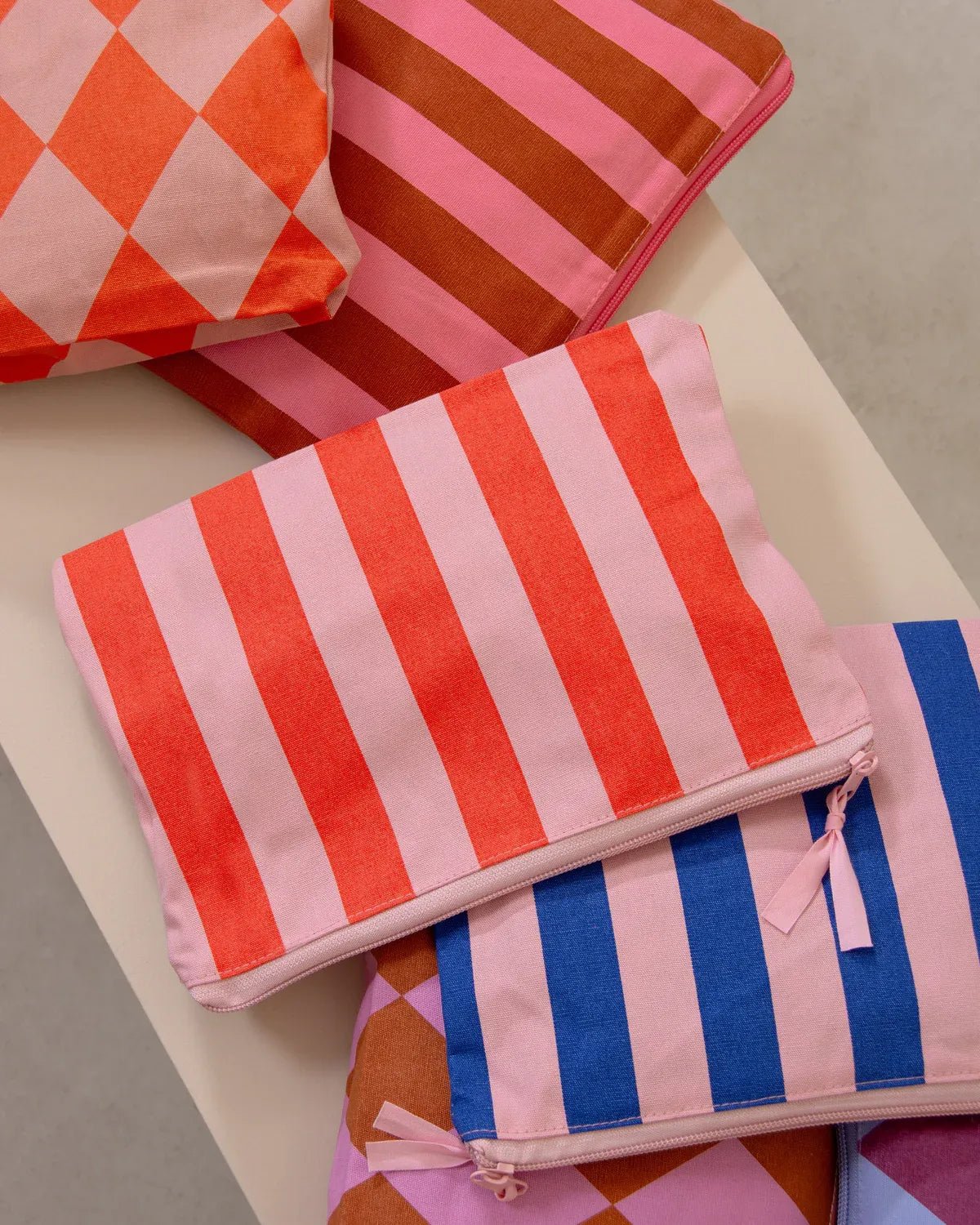 Kado Design - Kosmetiktasche aus Baumwolle • Rosa/Rot gestreift - ROSA ECK