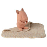 Maileg - LULLABY FRIENDS Mini Schwein Kuscheltier • Rose - ROSA ECK