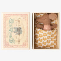 Maileg - Schläfrige Babymaus in Matchbox • Rose - ROSA ECK