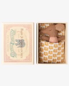 Maileg - Schläfrige Babymaus in Matchbox • Rose - ROSA ECK