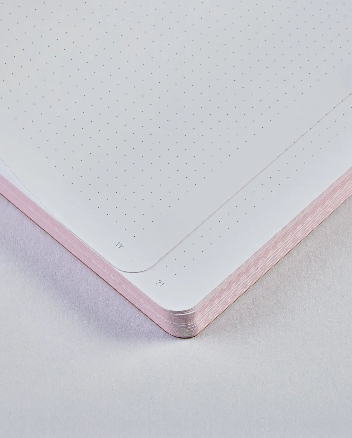 nuuna - COLOUR CLASH Notebook L | Trance Pink - Notizbuch - ROSA ECK Concept Store