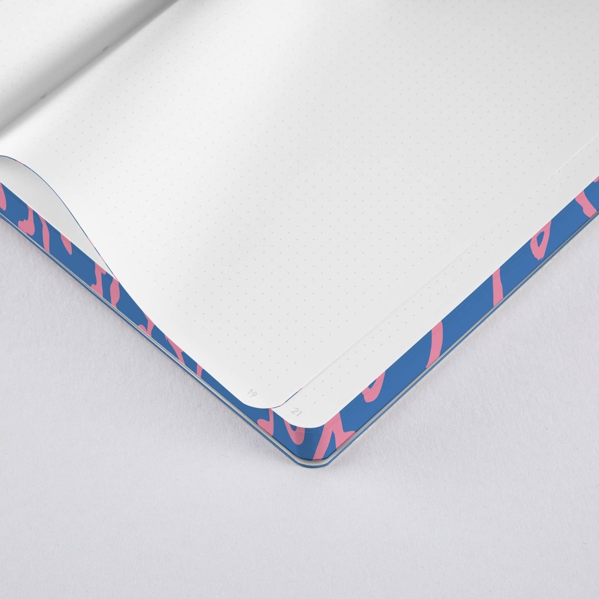 nuuna - GRAPHIC Notizbuch (A6+) Flower Power - ROSA ECK - Blau, Rosa, S