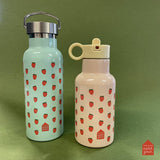 Petit Jour Paris - Kinder-Trinkflasche aus Edelstahl (500 ml) • Erdbeeren, Blau - ROSA ECK