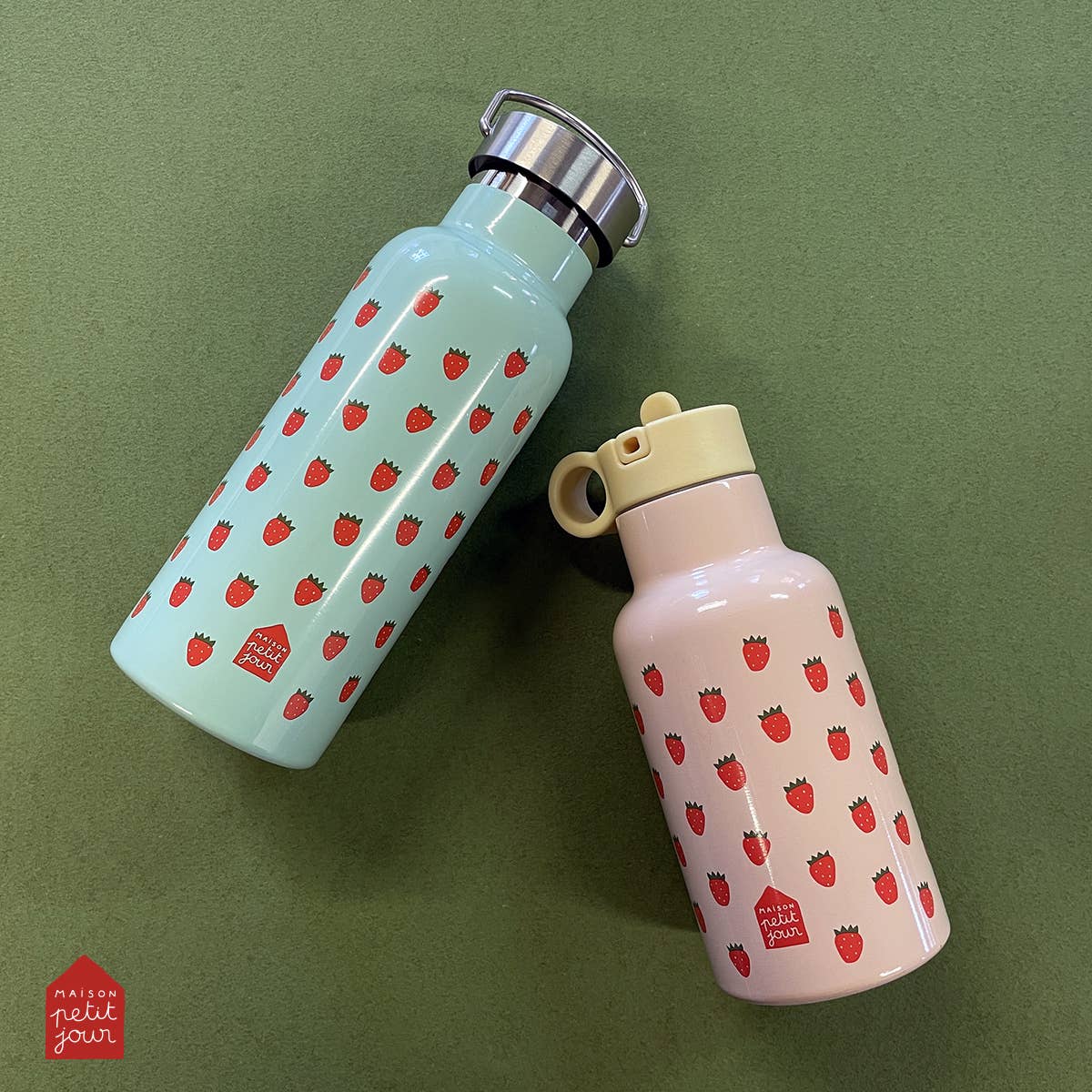 Petit Jour Paris - Kinder-Trinkflasche aus Edelstahl (500 ml) • Erdbeeren, Blau - ROSA ECK