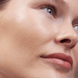 Bronzing Balm Cool Sand am Model