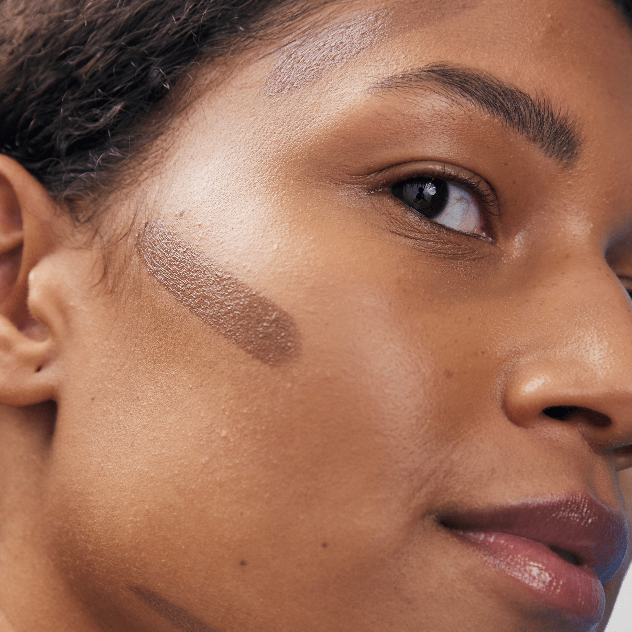 Bronzing Balm Island Bronze Swatch am Model