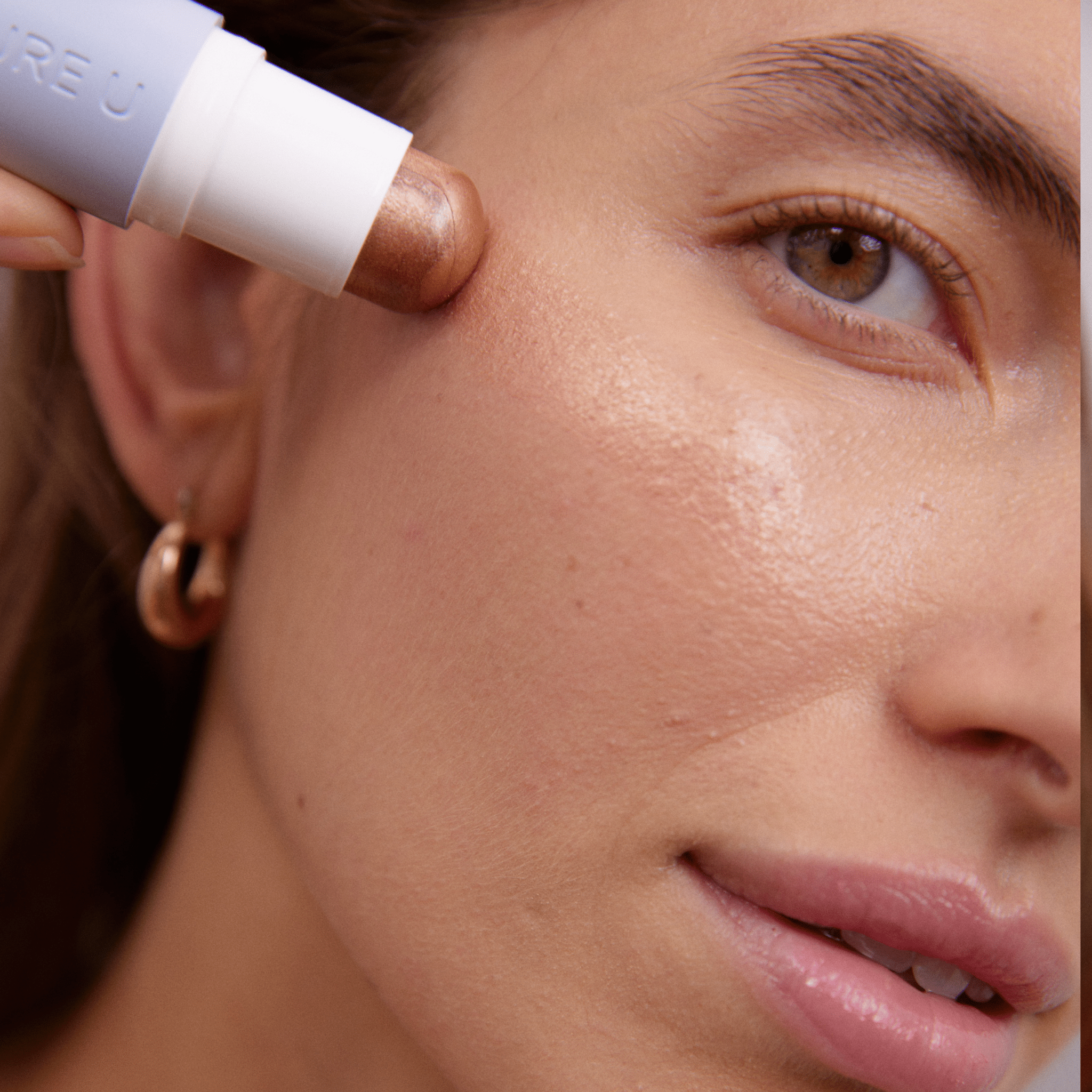 PURE U. Highlighter Balm Refill Radiant Tan – Textur auf der Haut