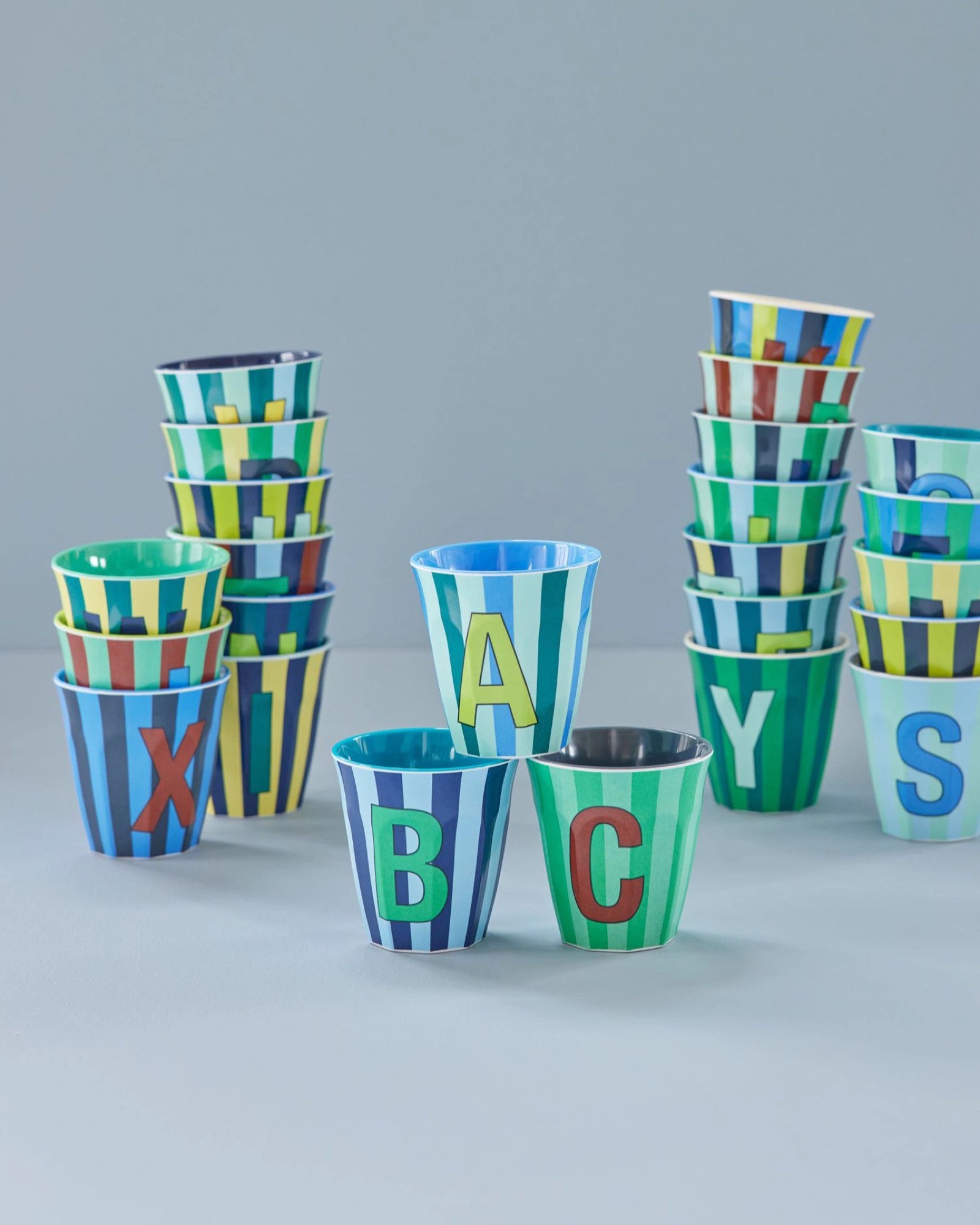 rice Buchstabenbecher (250 ml) – M Stripes, Grün