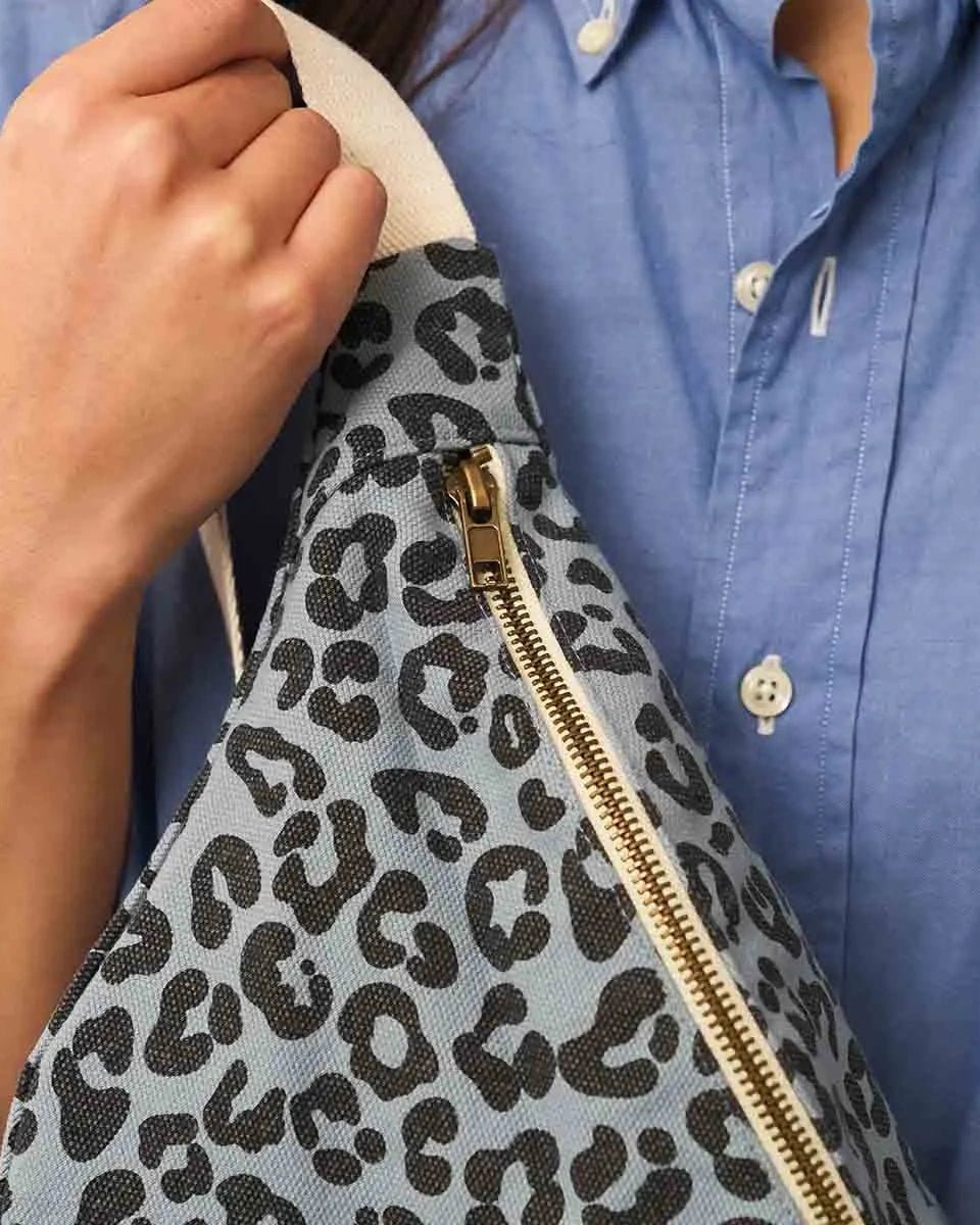 Rose in April - BANANA Bauchtasche • Leopard Blau - ROSA ECK