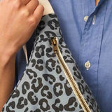 Rose in April - BANANA Bauchtasche • Leopard Blau - ROSA ECK