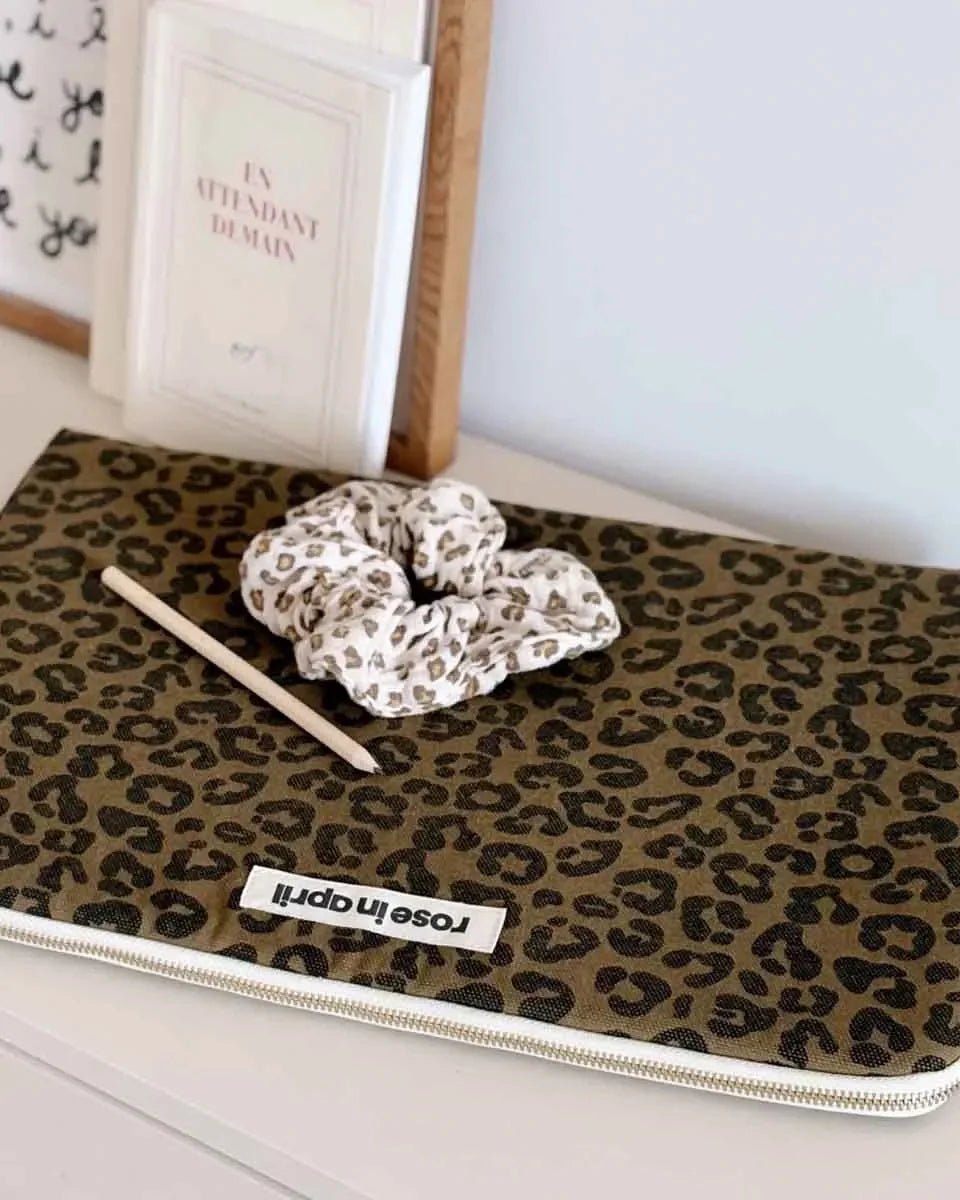 Rose in April - MAYA Laptoptasche (15/16 Zoll) • Graou Olive - ROSA ECK