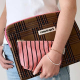 Rose in April - OCTAVE Laptophülle (13/14 Zoll) • Tartan Check - Laptoptasche - ROSA ECK