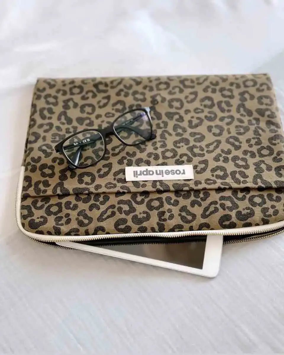 Rose in April - OCTAVE Laptoptasche (13/14 Zoll) • Leo Olive - Laptoptasche - ROSA ECK Concept Store