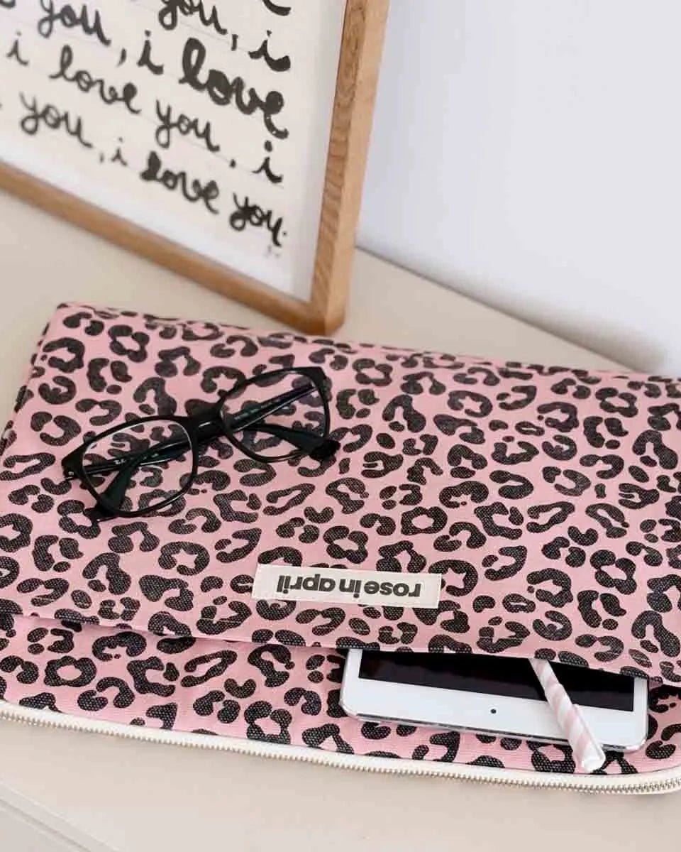 Rose in April - OCTAVE Laptoptasche (13/14 Zoll) • Leopard Strawberry - ROSA ECK