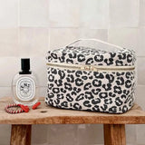 Rose in April - OONA Beautycase • Graou Greige - ROSA ECK