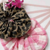 Rose in April - SCRUNCHIE Haargummi | Vichy Ecru - Neon Pink - ROSA ECK Concept Store