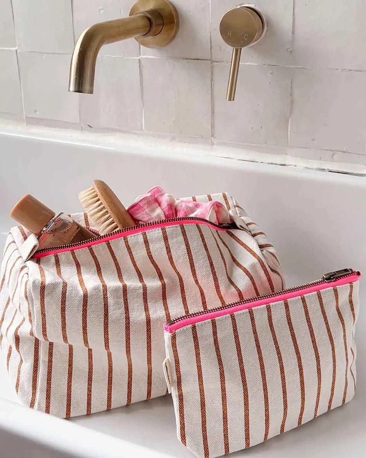 Rose in April - SOFIA Kleiner Kulturbeutel • Stripes Tennis Pecan/Greige - ROSA ECK
