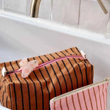 Rose in April - SOFIA Kleiner Kulturbeutel • Stripes Tennis Pecan/Strawberry - ROSA ECK