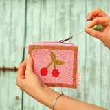 Sansira Jewelry - Geldbeutel/Etui mit Perlen • Kirsche - ROSA ECK