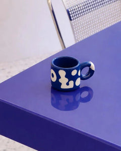 SOMANYBLOBS - BLOBS Espressotasse mit Henkel (65 ml) • Dunkelblau - ROSA ECK