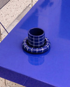 SOMANYBLOBS - GRID Espressobecher mit Untertasse (65 ml) • Dunkelblau - ROSA ECK