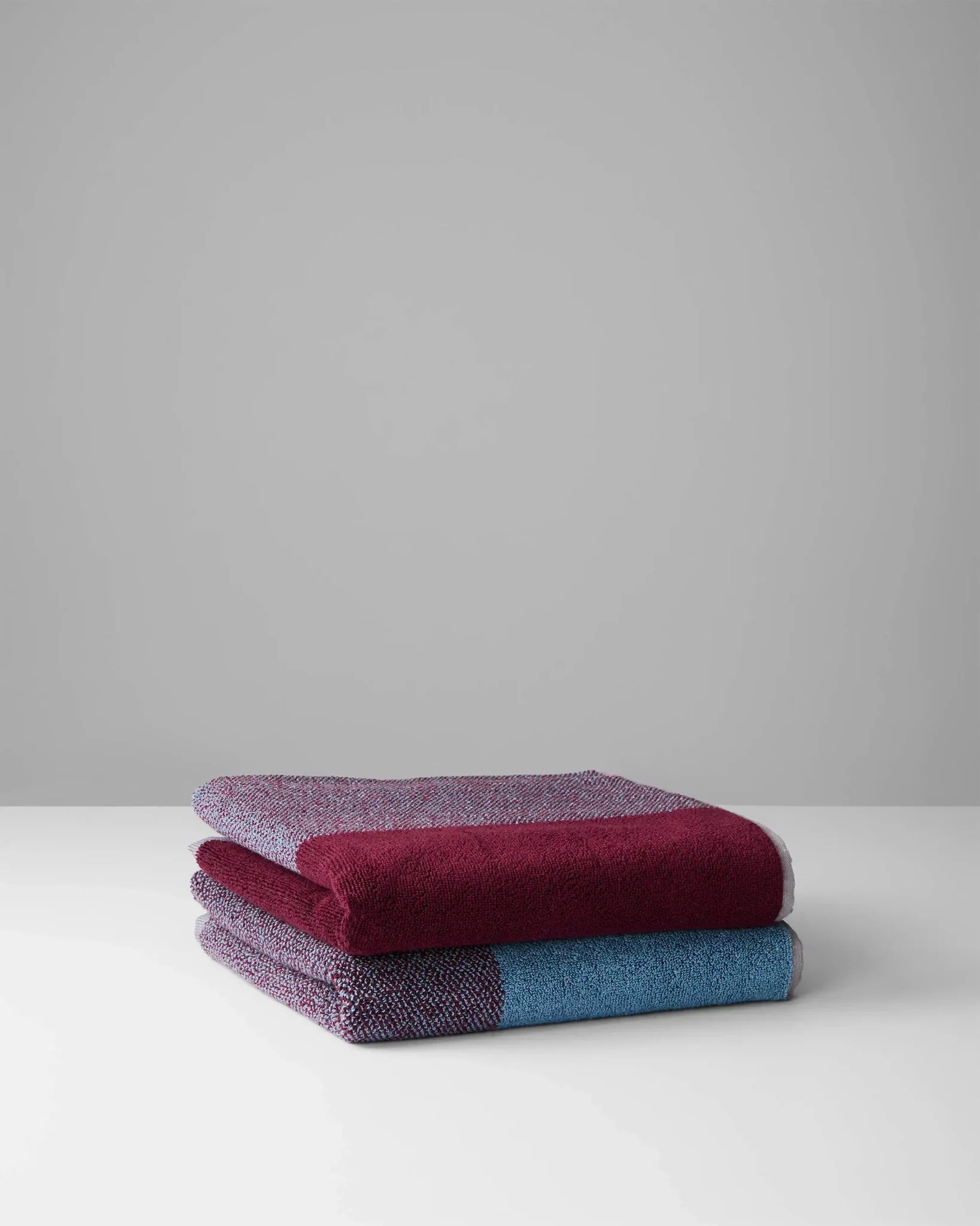 SUITE702 - BLEND Handtuch-Set (2 Stk.) • Sky Blue-Bordeaux - ROSA ECK