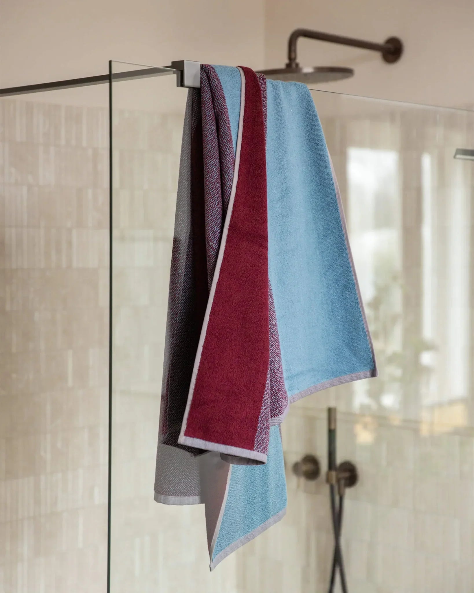 SUITE702 - BLEND Handtuch-Set (2 Stk.) • Sky Blue-Bordeaux - ROSA ECK