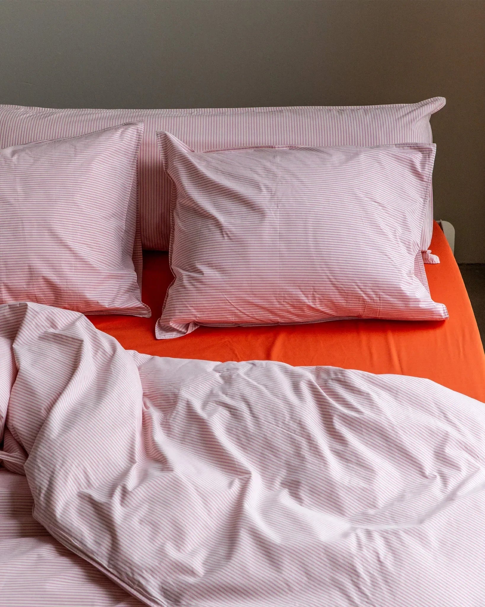 SUITE702 - Gestreifter Bettbezug aus Bio-Baumwolle (135 x 200 cm) • Pink-Ecru - ROSA ECK
