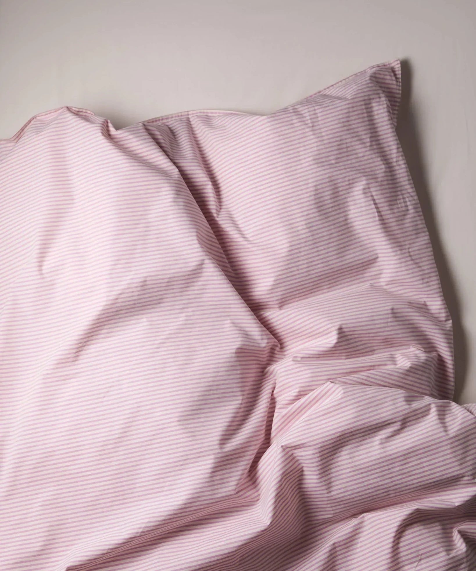 SUITE702 - Gestreifter Bettbezug aus Bio-Baumwolle (135 x 200 cm) • Pink-Ecru - ROSA ECK