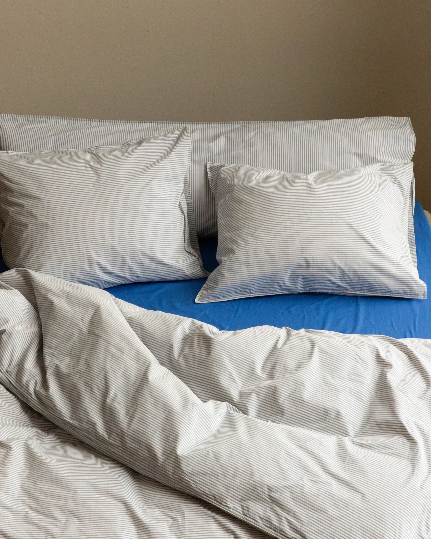 SUITE702 - Gestreifter Kissenbezug aus Bio-Baumwolle (80 x 80 cm) • Blue-Ecru - ROSA ECK