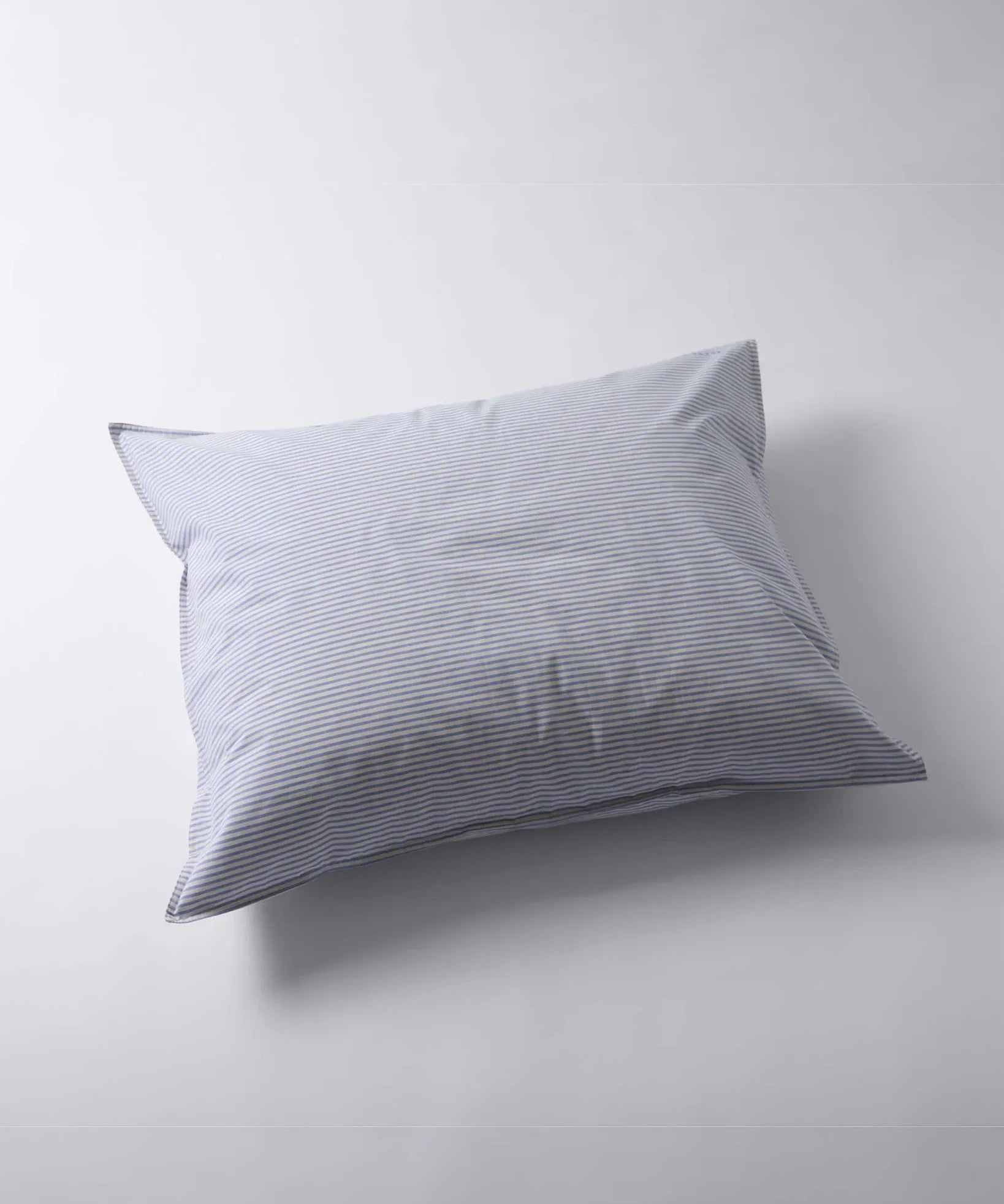 SUITE702 - Gestreifter Kissenbezug aus Bio-Baumwolle (80 x 80 cm) • Blue-Ecru - ROSA ECK