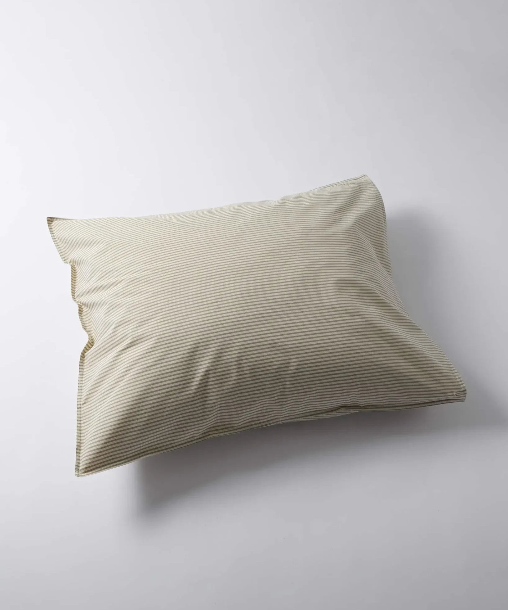 SUITE702 - Gestreifter Kissenbezug aus Bio-Baumwolle (80 x 80 cm) • Olive-Ecru - ROSA ECK