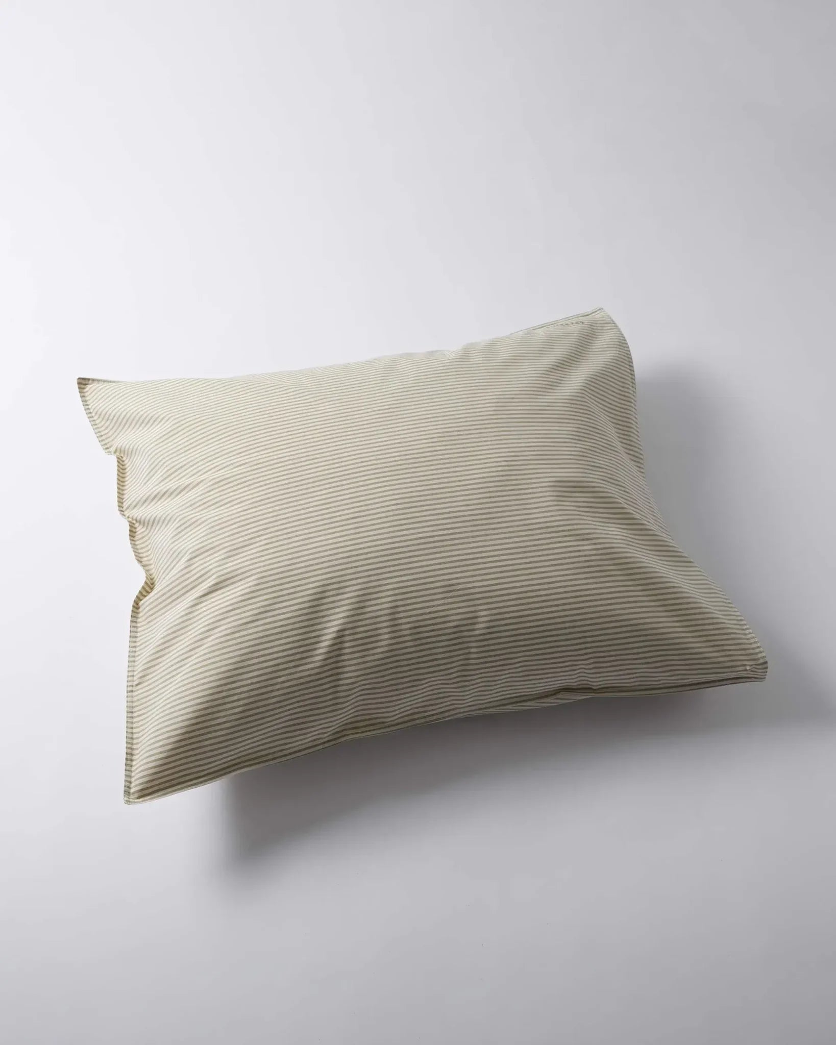 SUITE702 - Gestreifter Kissenbezug aus Bio-Baumwolle (80 x 80 cm) • Olive-Ecru - ROSA ECK