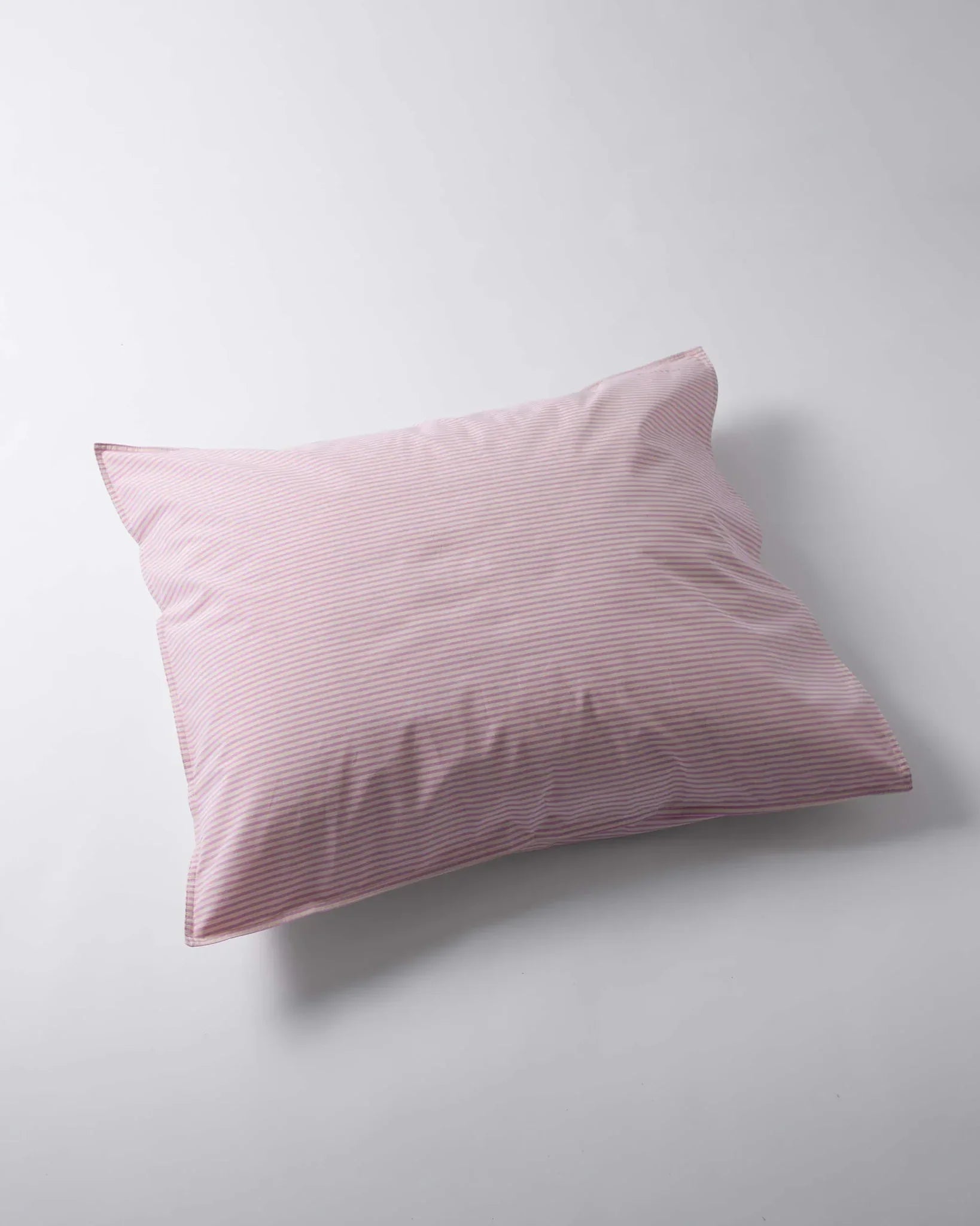 SUITE702 - Gestreifter Kissenbezug aus Bio-Baumwolle (80 x 80 cm) • Pink-Ecru - ROSA ECK