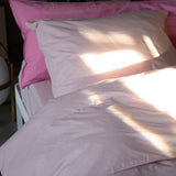 SUITE702 - Gestreifter Kissenbezug aus Bio-Baumwolle (80 x 80 cm) • Pink-Ecru - ROSA ECK
