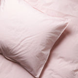SUITE702 - Gestreifter Kissenbezug aus Bio-Baumwolle (80 x 80 cm) • Pink-Ecru - ROSA ECK