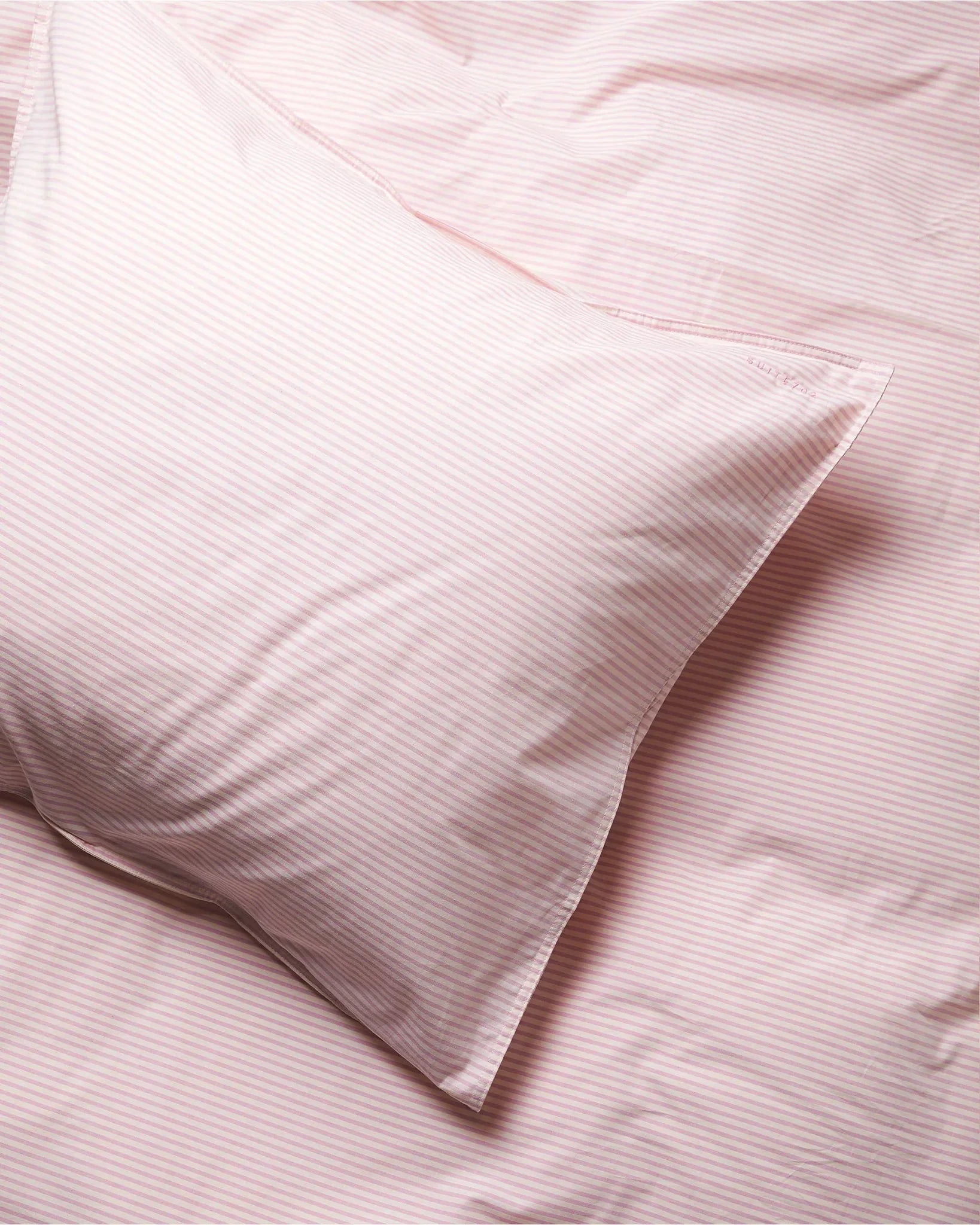 SUITE702 - Gestreifter Kissenbezug aus Bio-Baumwolle (80 x 80 cm) • Pink-Ecru - ROSA ECK