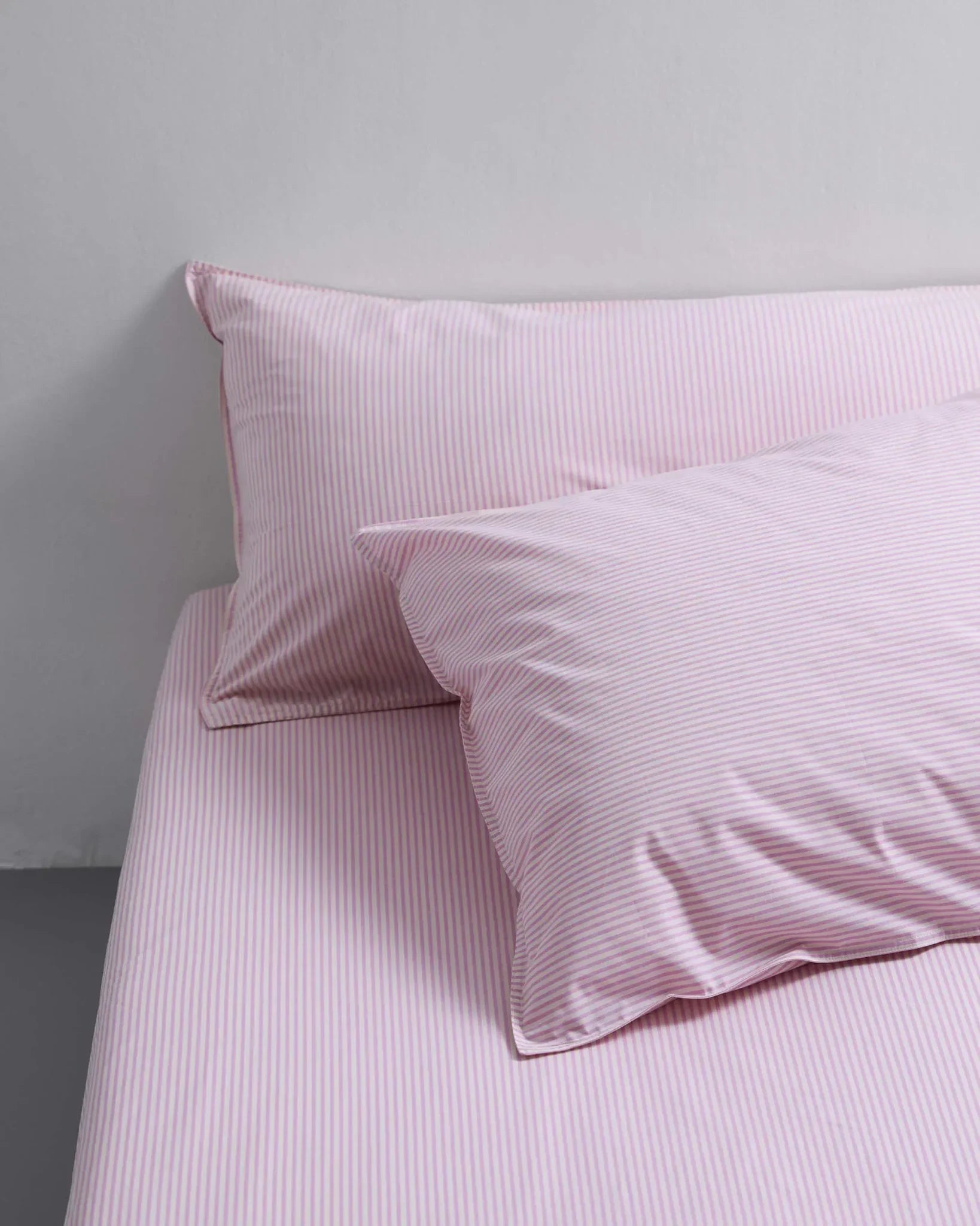SUITE702 - Gestreifter Kissenbezug aus Bio-Baumwolle (80 x 80 cm) • Pink-Ecru - ROSA ECK